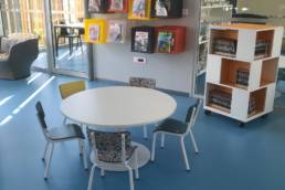 Ameublement espace de lecture enfant